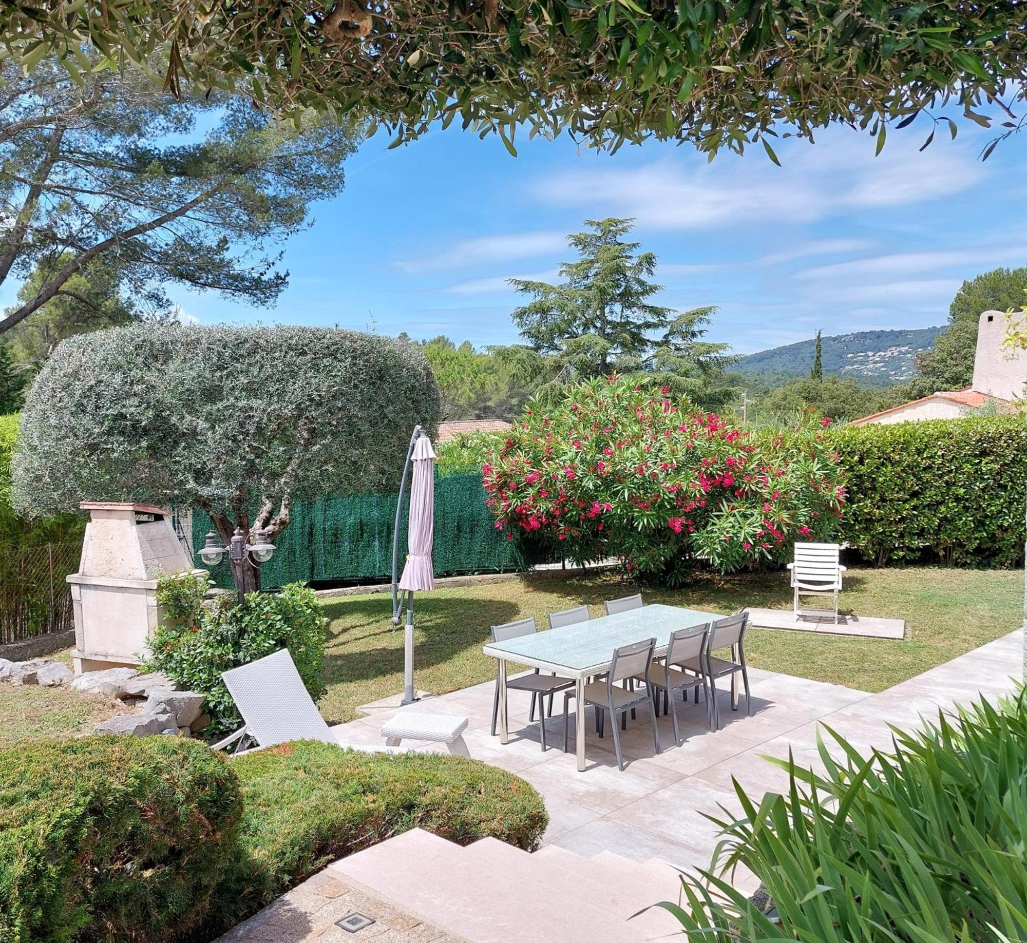 Holiday home Les Pins Climatise Piscine Chauffee Jardin
